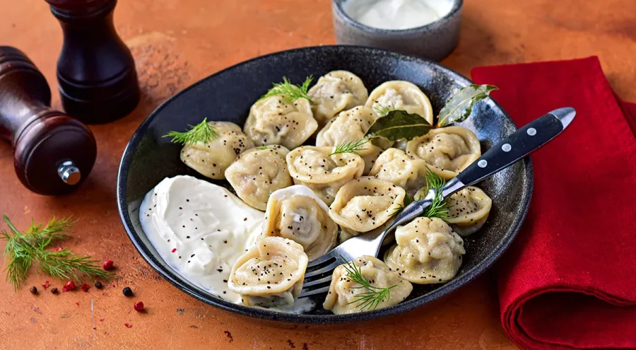 Пельмени отварные с мясом и сметаной