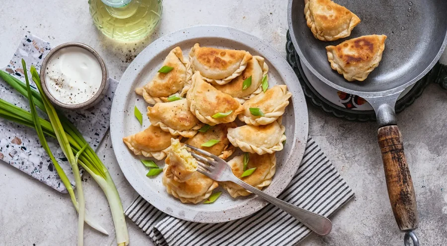 Вареники жареные с картофелем и сметаной
