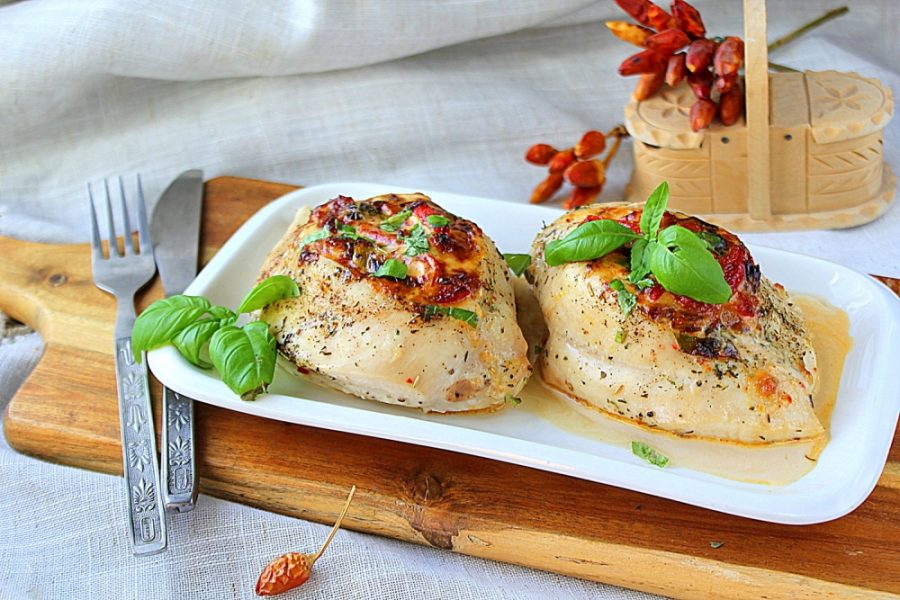 Кусочки куриного филе в травах