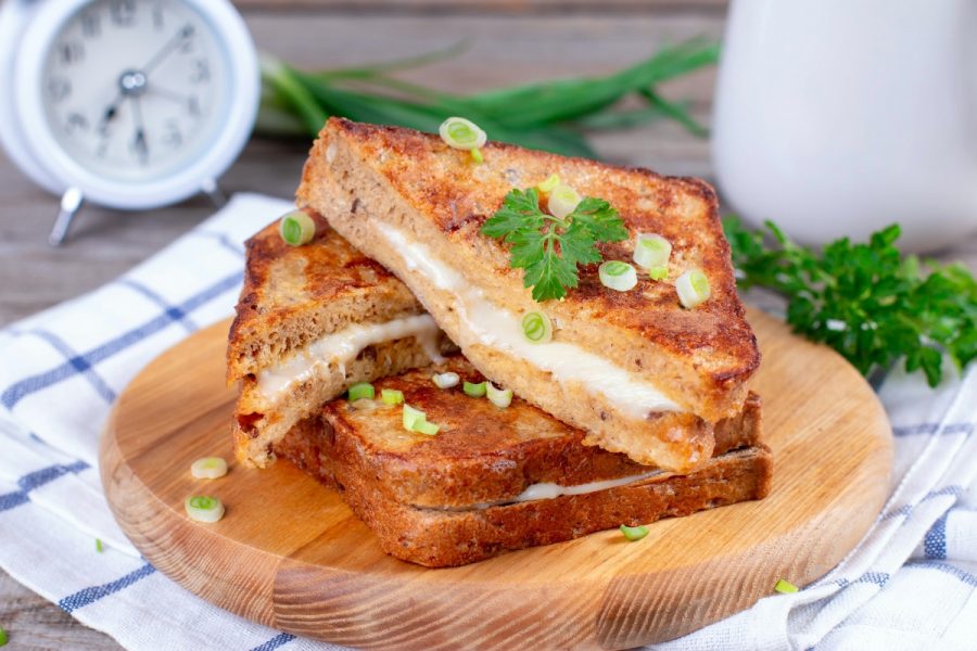 Горячий тост с сыром и яйцом