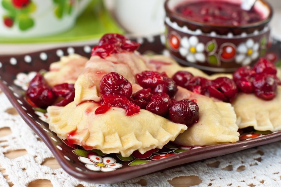 Вареники с вишней и сметаной