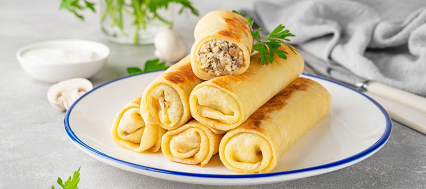Блинчики с курицей, луком и сыром
