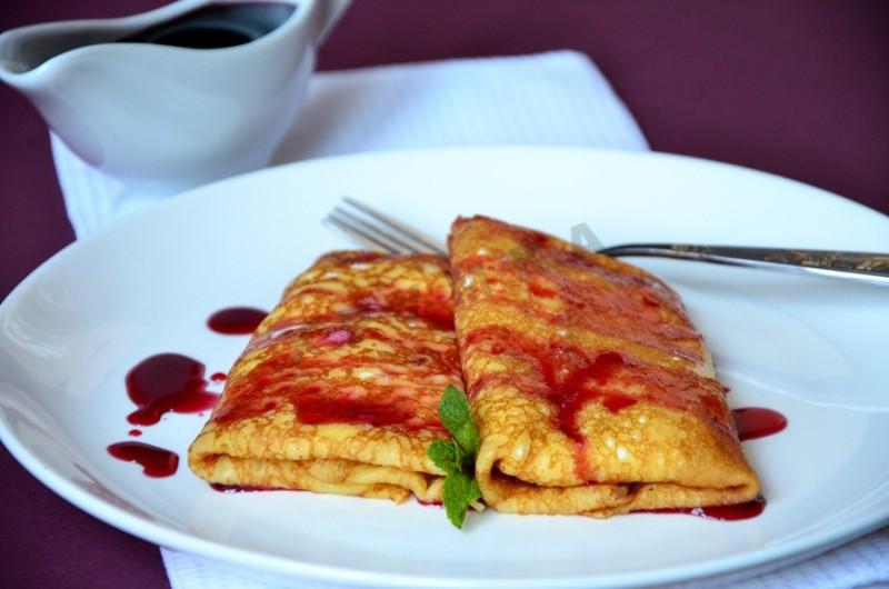 Блинчики с клубникой, соус вишневый