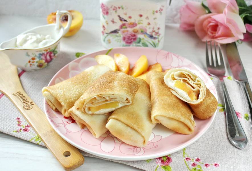 Блинчики с творогом и персиками, соус ягодный