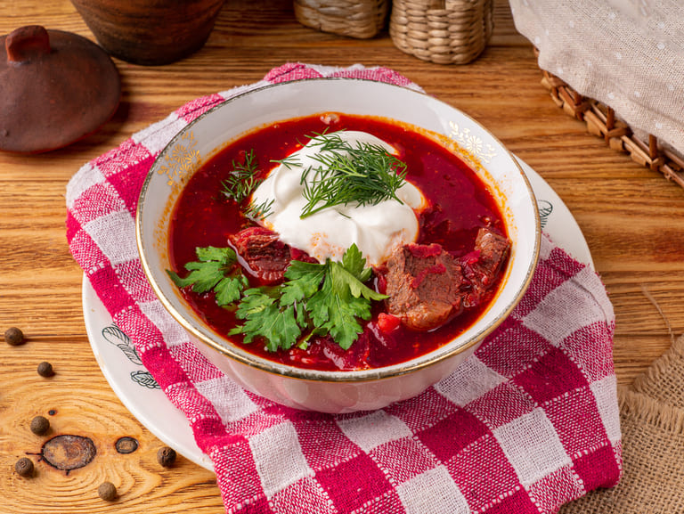 Борщ с мясом и сметаной