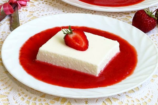 Творог с соусом из клубники (без сахара)