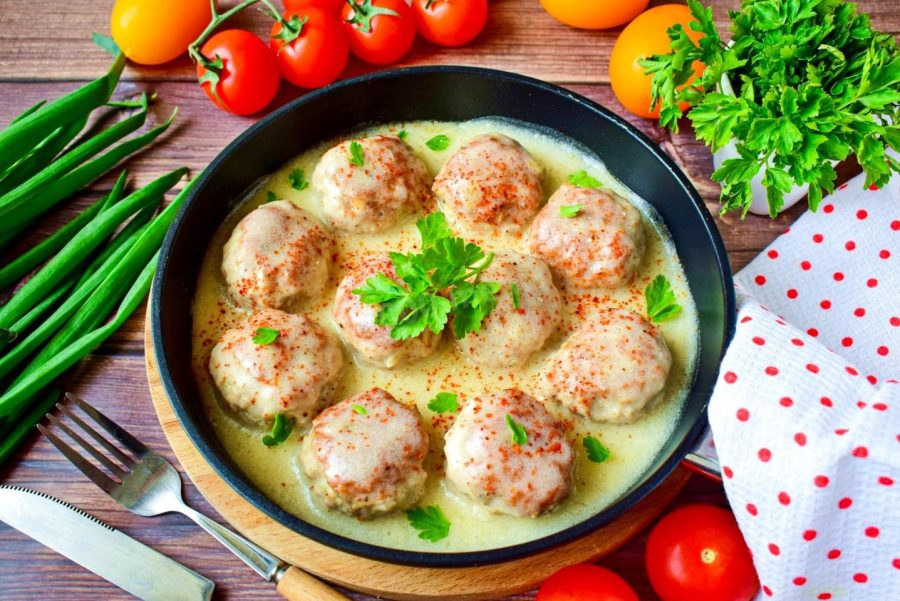 Фрикадельки куриные в грибном соусе