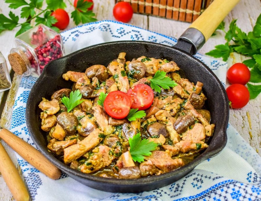Говядина тушеная с перцем и грибами с соусом бешамель