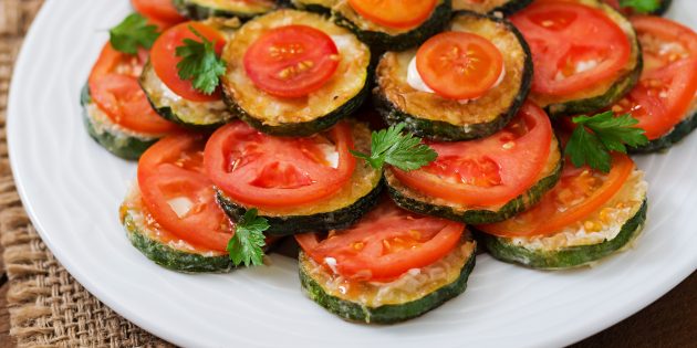 Кабачки жареные с помидорами