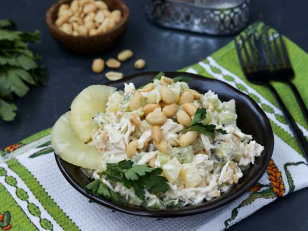 Салат картофельный с курицей и орехами