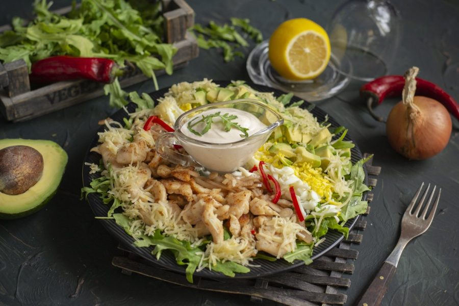 Салат Кобб с цыпленком