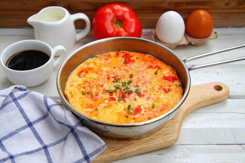 Омлет с сыром и помидорами