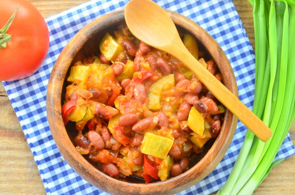 Летнее рагу из фасоли, перца и томатов