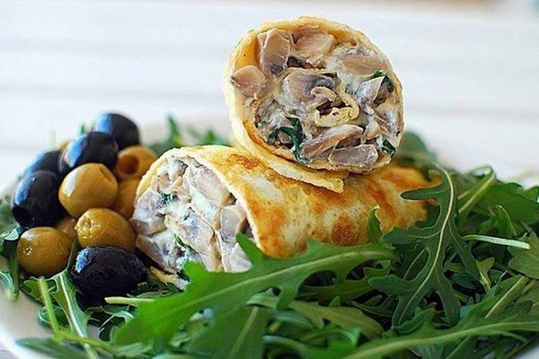 Рулет из омлета с грибами