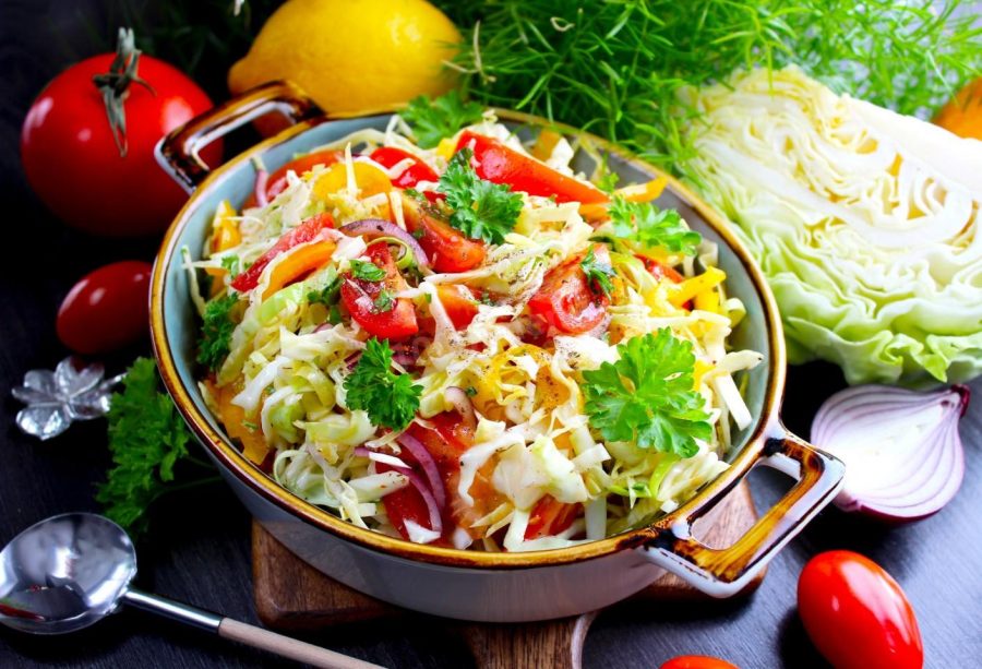 Салат из капусты с помидором и перцем