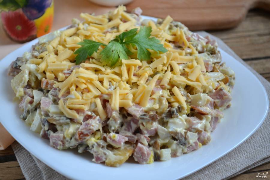 Салат из ветчины с грибами
