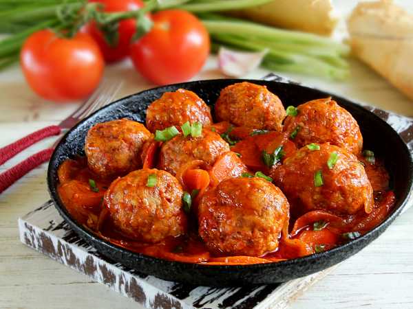 Фрикадельки из свинины с красным соусом