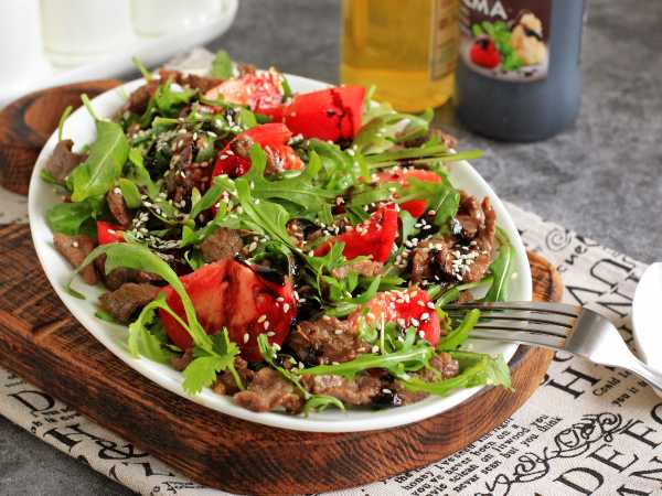 Салат с говядиной и соусом гриль