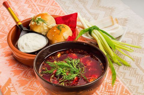 Борщ с говядиной, пампушкой и салом