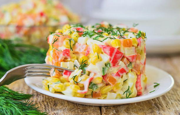 Салат из кальмаров с крабовыми палочками